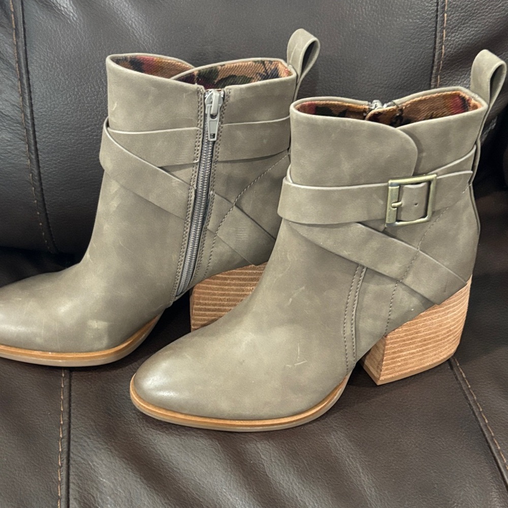 Korks Shyla Taupe

Suede Leather Bootie Size...